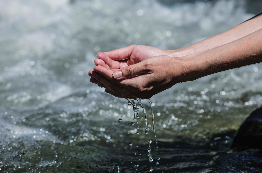 Cómo el agua afecta la salud de tu cabello
